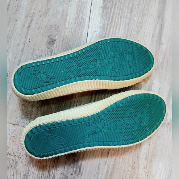 Blowfish light grey canvas flats strappy toe desert floral design women's size 8 - Picture 5 of 8